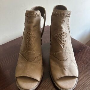 Tan Leather Heels with Peep-Toe and Stacked Heel